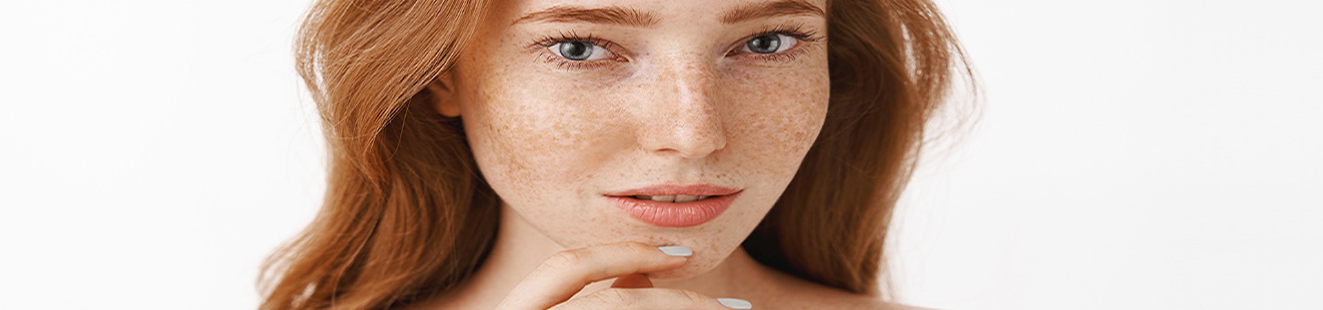 panades antimetwpisi Beautiful feminine and attractive woman with natural red hair and freckles on face and body touching chin gently with fingers and gazing sensual and relaxed at camera taking care of beauty and skin